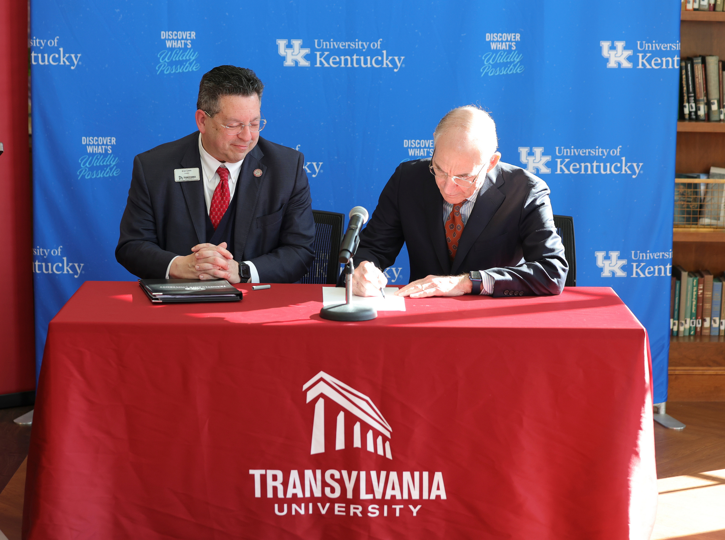 Presidents Eli Capilouto and Brien Lewis sign an MOU agreement on Transylvania's campus