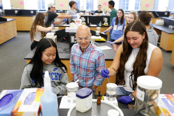 This is a photo of Frank Romanelli, Pharm.D., Parker Endowed Professor and chief academic officer at UKCOP, working with undergraduate students in Honors Stem: Pharmacology 101. Mark Cornelison | UK Photo