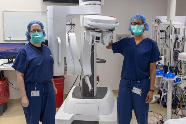Shari Meyerson, M.D. (left) and Mansi Shah, M.D., can offer patients with lung conditions a minimally invasive alternative for their lung surgery. Hilary Brown | UK Photo