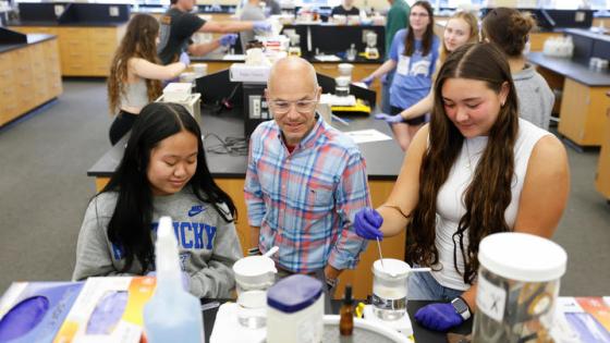 This is a photo of Frank Romanelli, Pharm.D., Parker Endowed Professor and chief academic officer at UKCOP, working with undergraduate students in Honors Stem: Pharmacology 101. Mark Cornelison | UK Photo